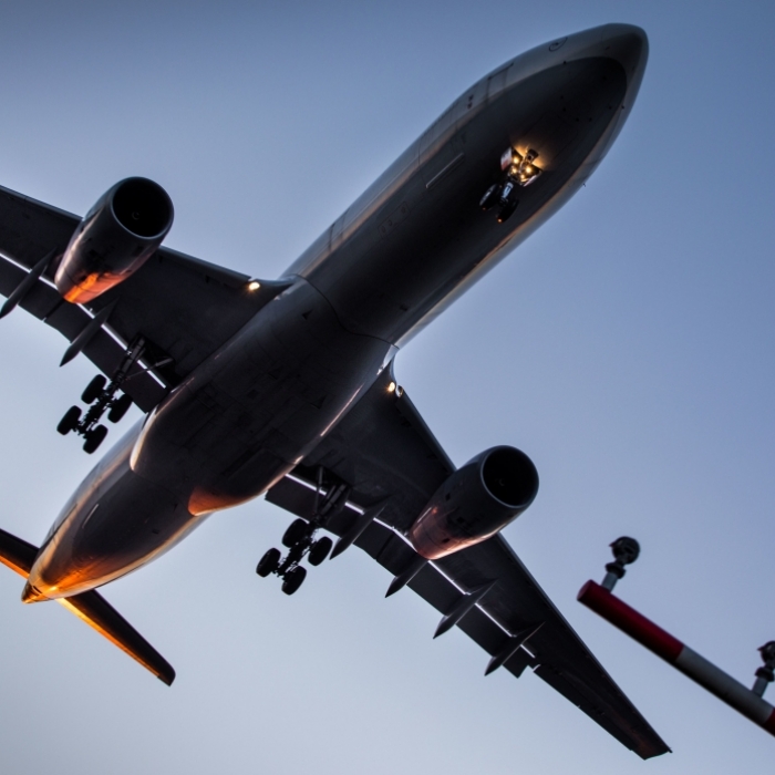 Landendes Flugzeug verfehlt nur knapp Touristen