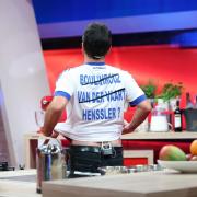 Kann Steffen Henssler Sabia Boulahrouz mit diesem Trikot beeindrucken?