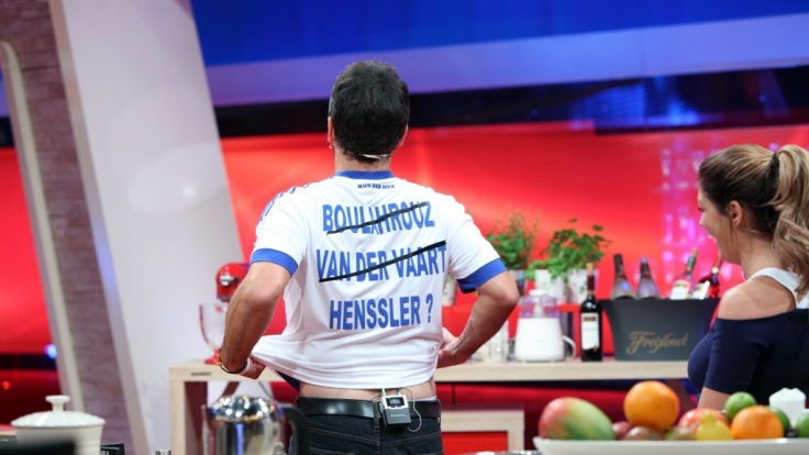 Kann Steffen Henssler Sabia Boulahrouz mit diesem Trikot beeindrucken?