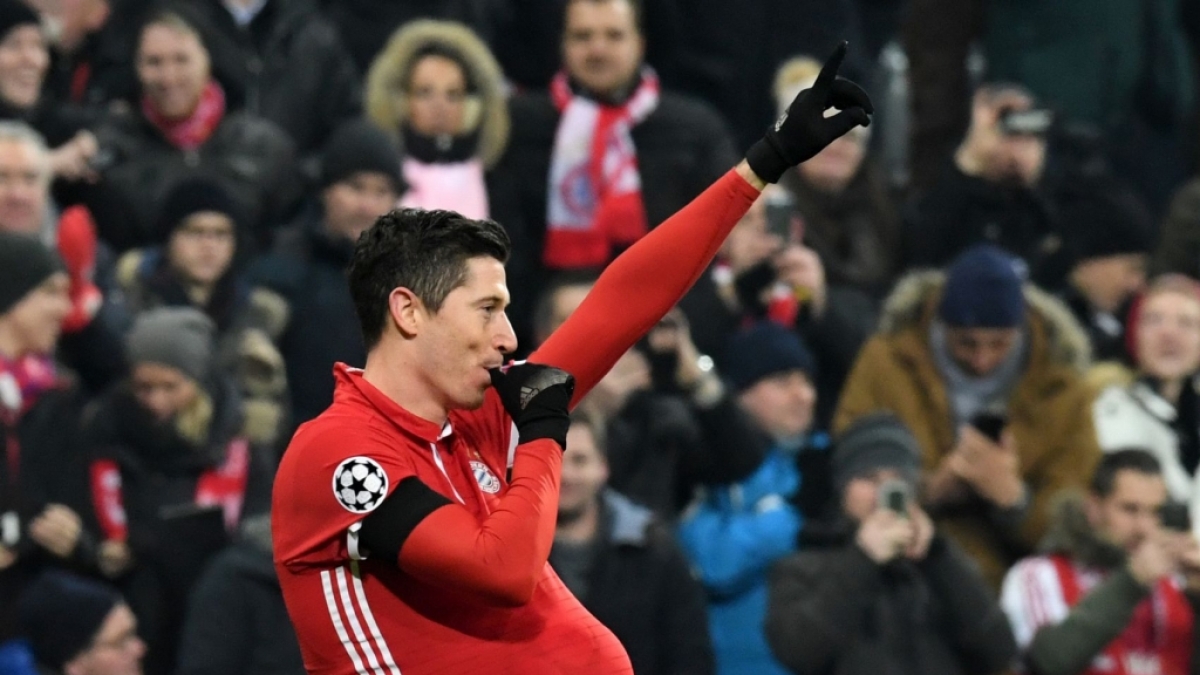 Beim Torjubel l&uuml;ftet Robert Lewandowski ein privates Geheimnis. (Foto)