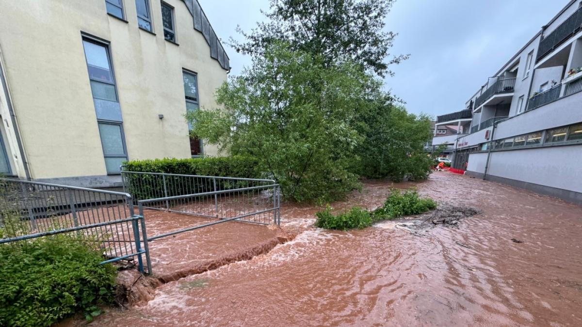 Wassermassen sind nach extremem Dauerregen in Neunkirchen zwischen zwei Geb&auml;uden zu sehen. (Foto)