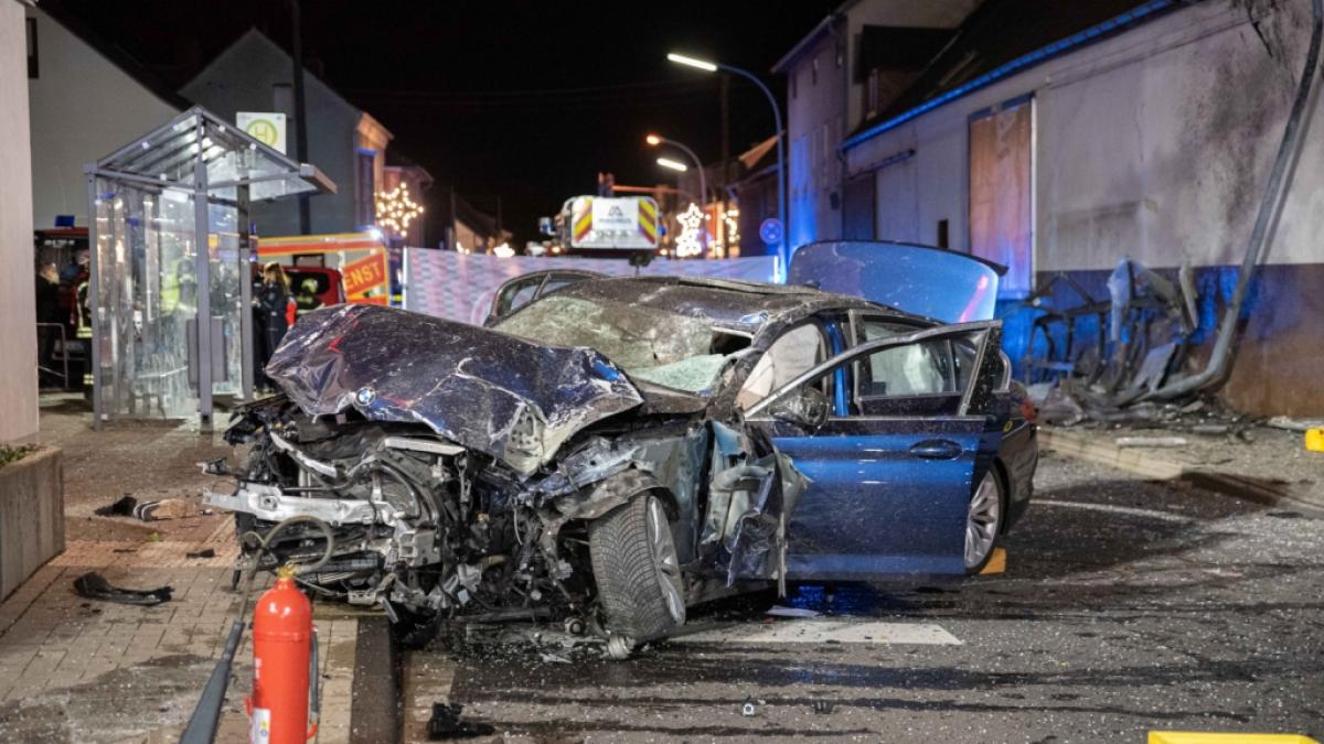 Ein BMW hat am Abend vor Silvester ein Buswarteh&auml;uschen in Niederkassel gerammt und einen dort wartenden 14-J&auml;hrigen t&ouml;dlich verletzt. (Foto)