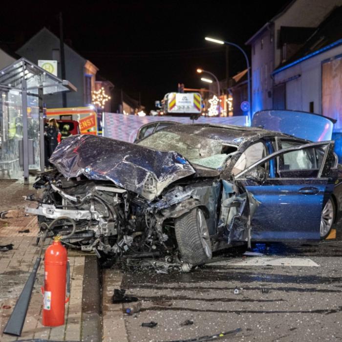 BMW brettert in Bushaltestelle - Jugendlicher (14) tödlich verletzt