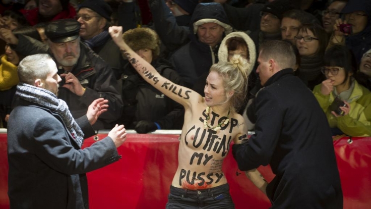 Wenn Femen aufschlägt, hat die Security alle Hände voll zu tun. Wie hier auf der Berlinale.