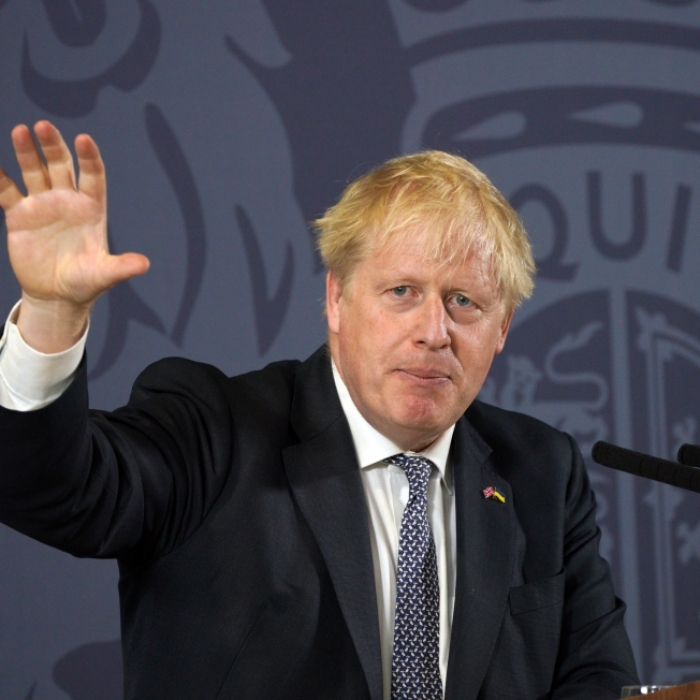 Rücktritt unter Buhrufen! UK-Premierminister wird von seinen Kids getröstet