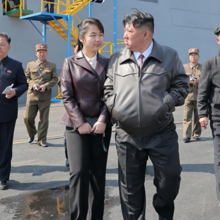Irrer Auftritt: So liebevoll streichelt Nordkorea-Kim sein Prachtstück