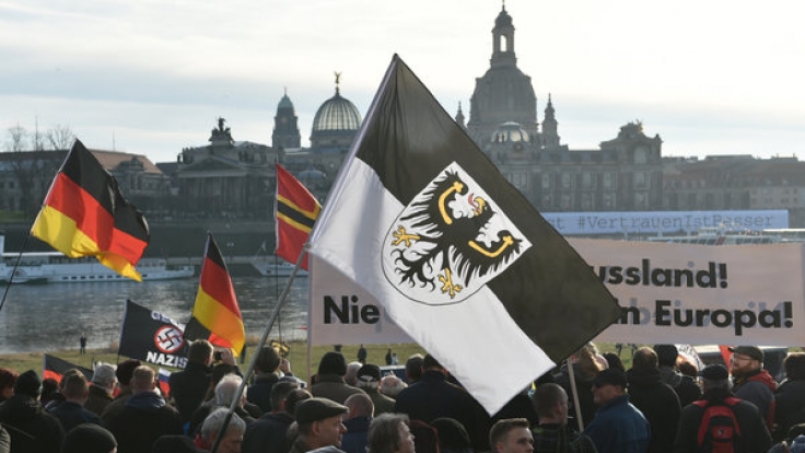 Teilnehmer einer Pegida-Demonstration in Dresden mit Deutschlandflaggen und einer Ostpreußen Fahne.