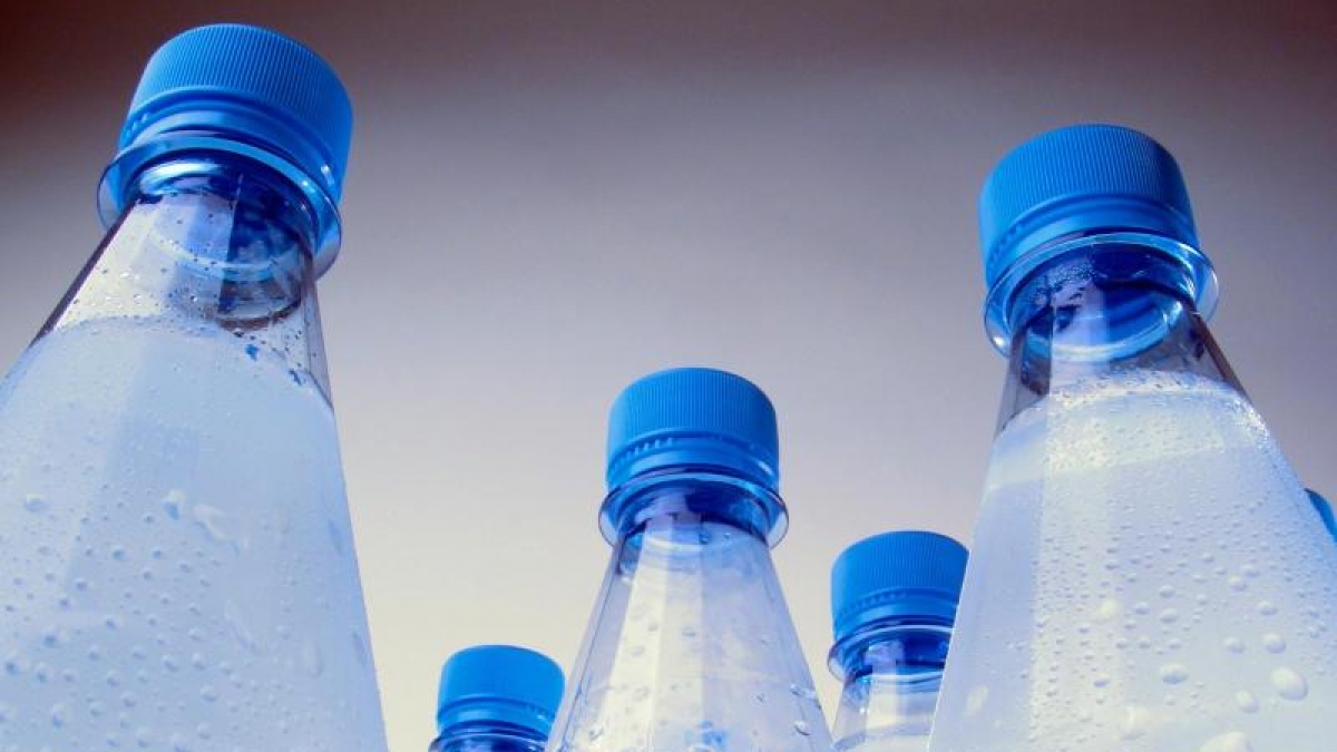 Wasser aus Kunststoffflaschen schmeckt h&auml;ufig untypisch fruchtig. Grund sind Stoffe in der Verpackung, die ins Wasser &uuml;bergehen. (Foto)