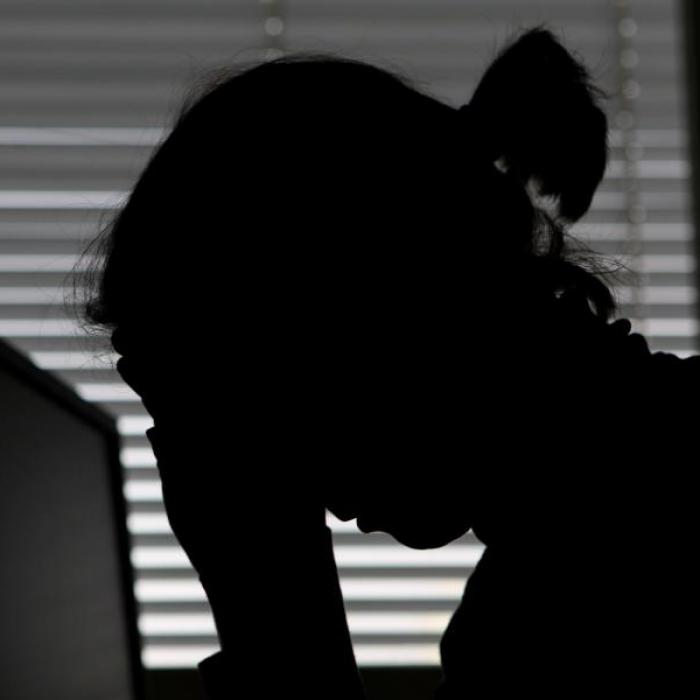 Bedrückende Gefühle und Depressionen nehmen in der Bevölkerung seit Beginn der Corona-Pandemie deutlich zu.