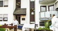 Mitarbeiter der Spurensicherung stehen vor einem Haus in Idar-Oberstein, in dem zwei Menschen vermutlich gewaltsam getötet wurden.