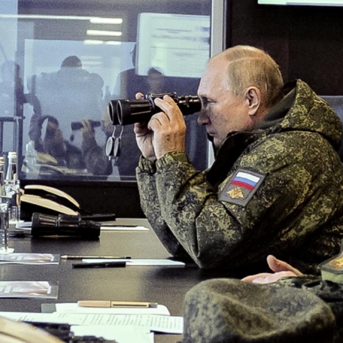 Schock-Video! Verletzter Putin-Kämpfer wird von Bombe zerrissen