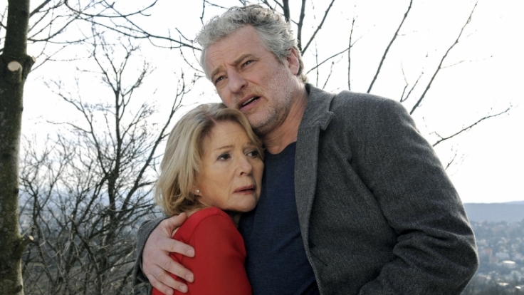 Agnes (Christiane Hörbiger) und Leo Wieland (Filip Peeters) sind als Ehepaar in Höhen und Tiefen vereint.