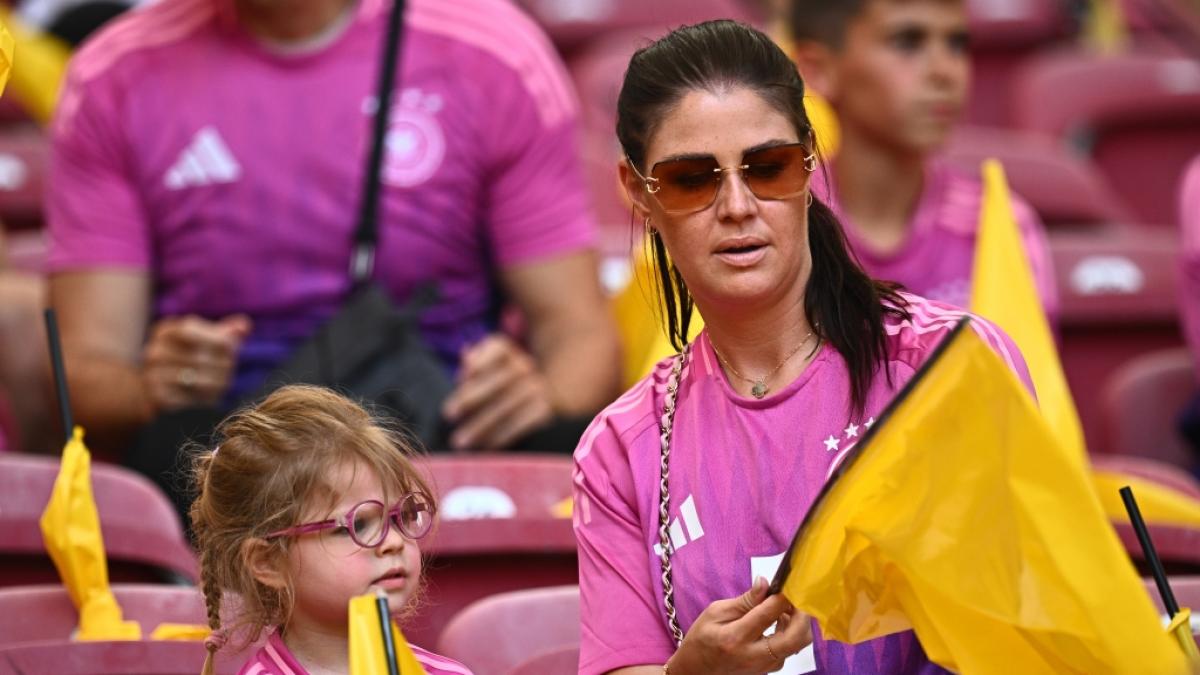 Lina Kimmich, Ehefrau von Deutschlands Spieler Joshua Kimmich, kam mit Tochter Lara zum EM-Spiel nach Stuttgart. (Foto)