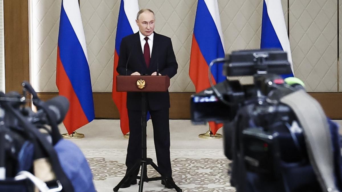 Bei einer Ansprache im kasachischen Astana hatte Wladimir Putin Probleme, seine zitternden Beine unter Kontrolle zu halten. (Foto)