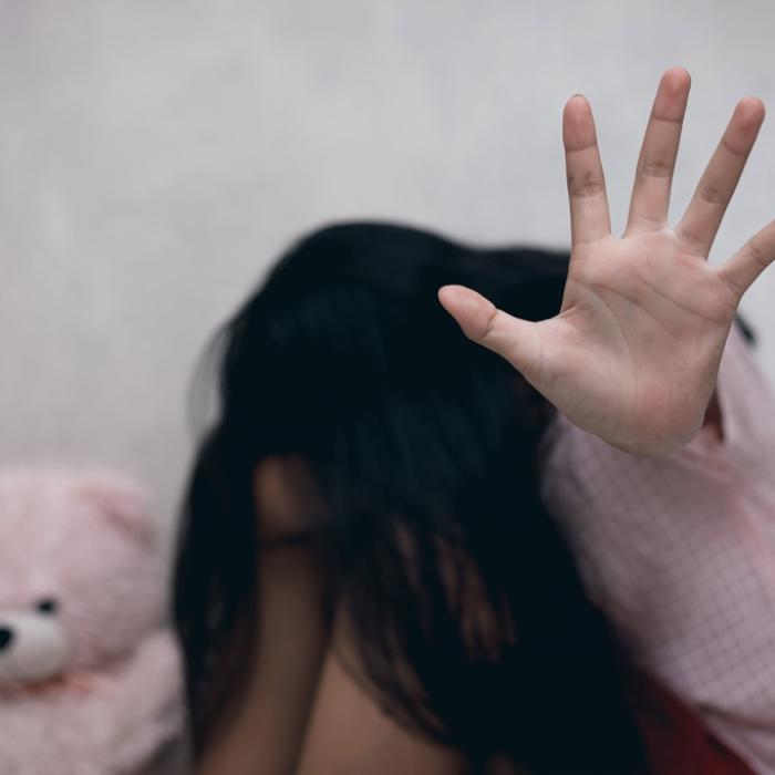 Mit Geld angelockt und von Überwachungskamera gefilmt! Mann missbraucht 6-Jährige