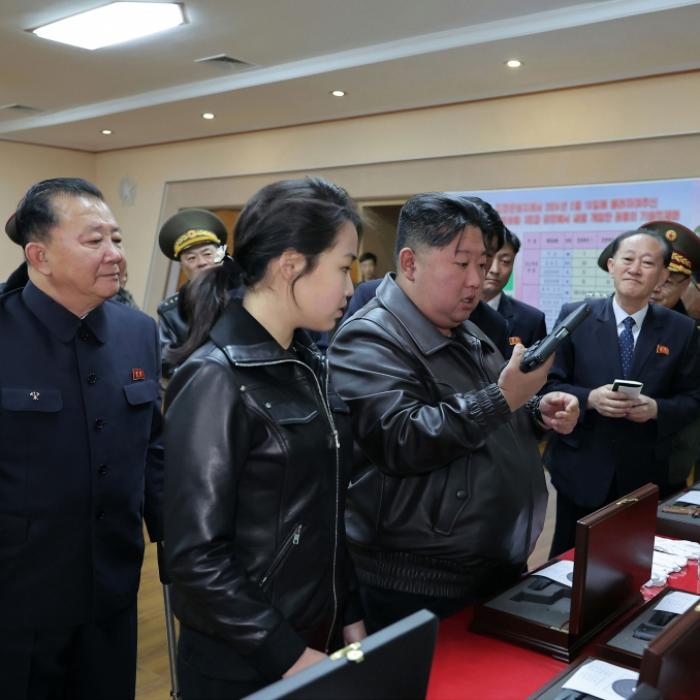 Wirbel um irre Inszenierung - Nordkorea-Dikator greift mit seiner Tochter zur Waffe