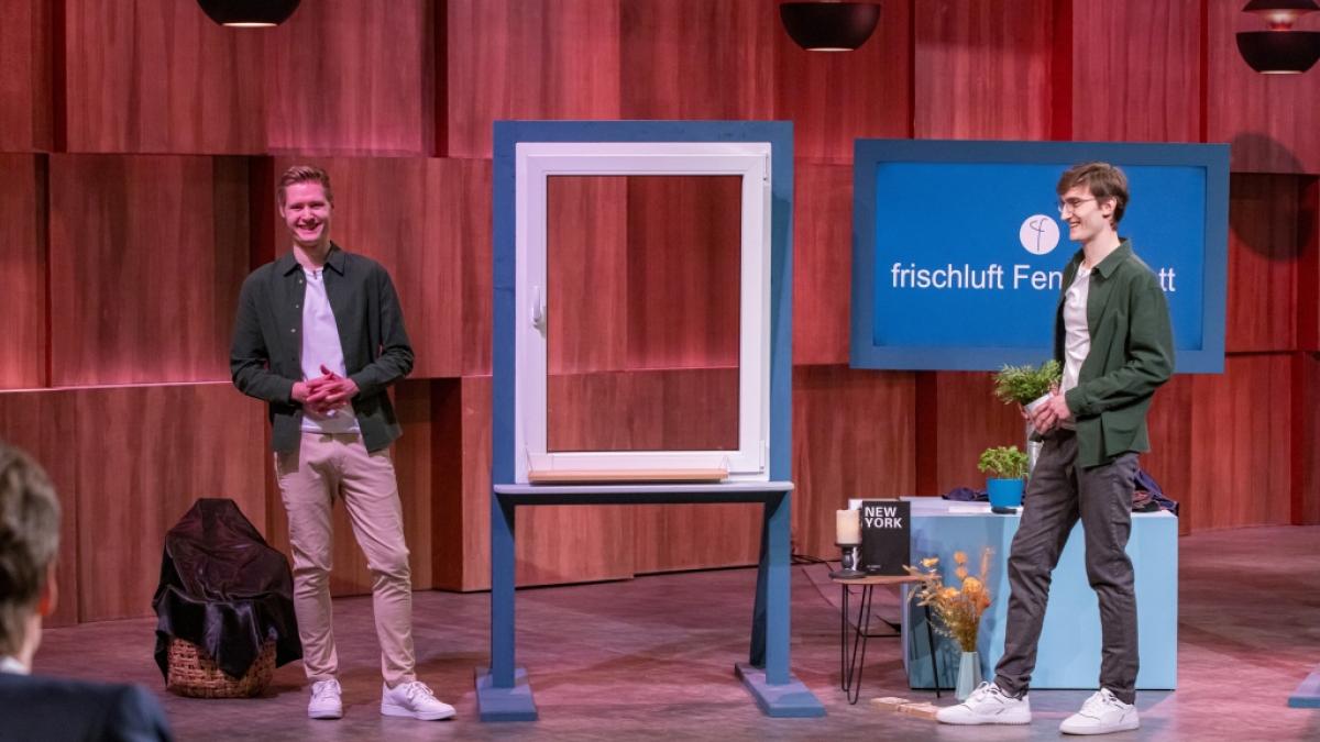Benedikt Hartmann und Lukas Benkhoff stellen bei "Die H&ouml;hle der L&ouml;wen" das&nbsp;frischluft Fensterbrett vor. (Foto)
