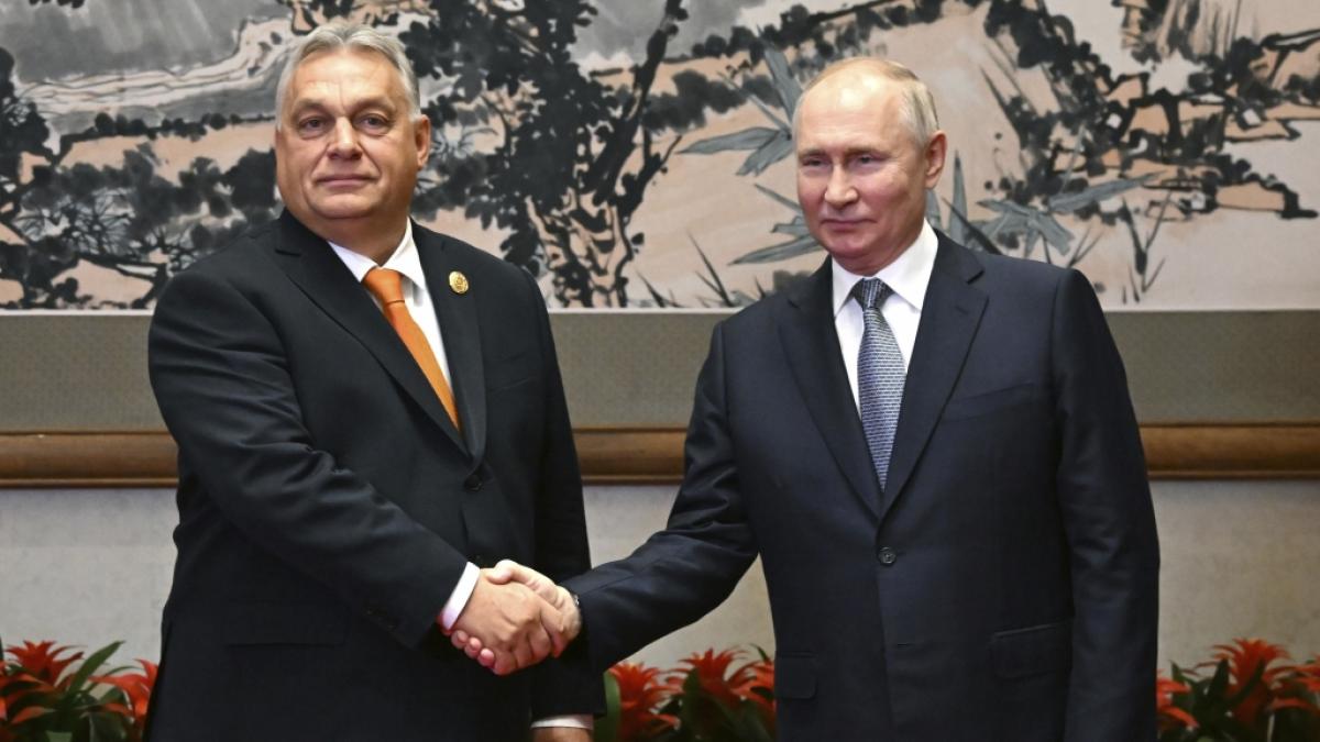 Ungarns Ministerpr&auml;sident Viktor Orban (l.) und Kremlchef Wladimir Putin (r) begegneten sich zuletzt im Oktober 2023 in Peking pers&ouml;nlich. Kommt es jetzt zu einem weiteren Treffen in Moskau? (Foto)