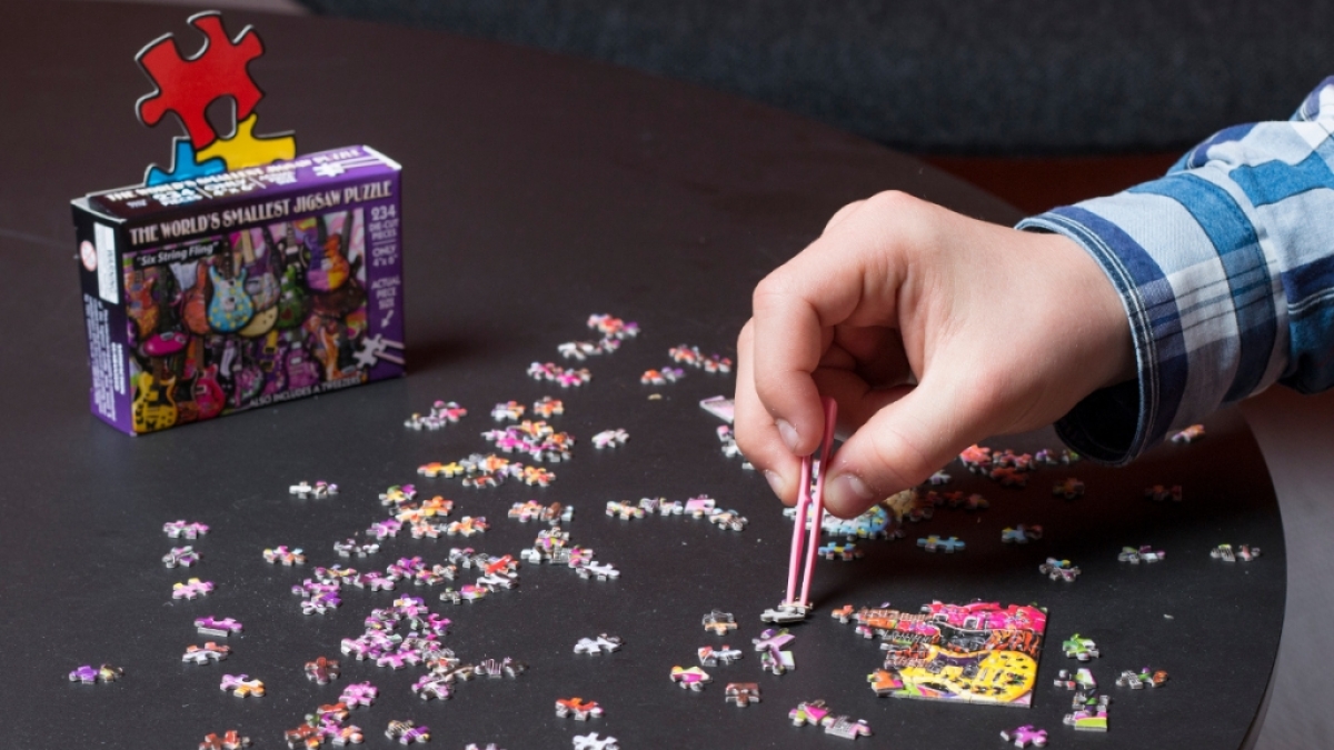 Das kleinste Puzzle der Welt mit mehr als 200 Teilen ist im fertigen Zustand gerade mal so gro&szlig; wie ein Foto. (Foto)