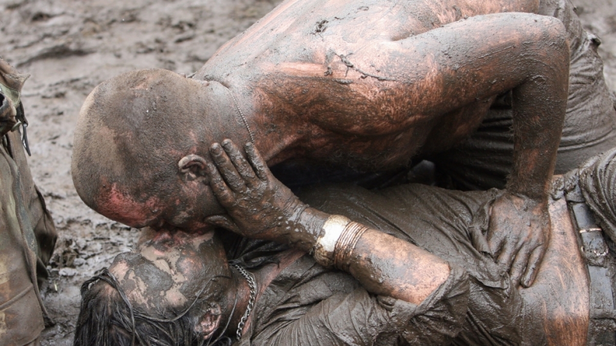 Schlamm kann echten Wacken-Fans nichts anhaben. (Foto)