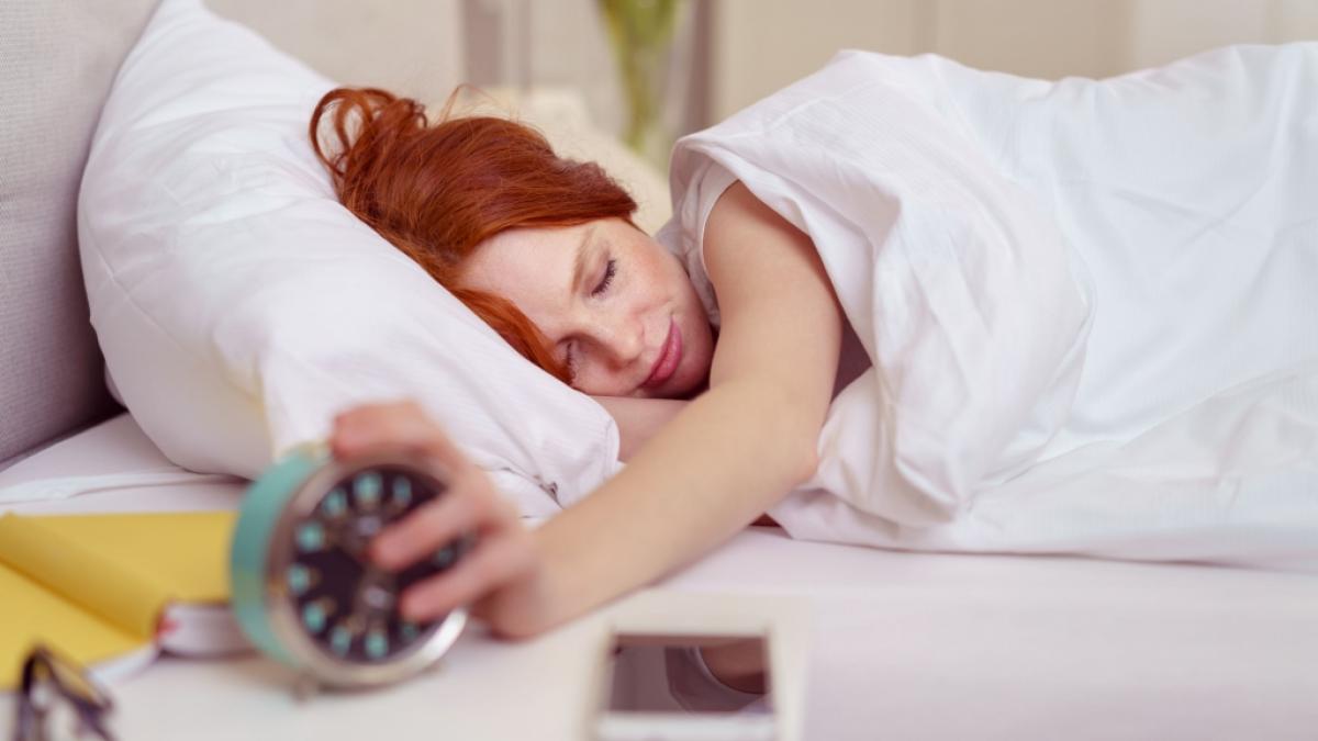 Wer morgens Schwierigkeiten hat, aus dem Bett zu kommen, sollte bestimmte Gewohnheiten lieber ablegen. (Foto)