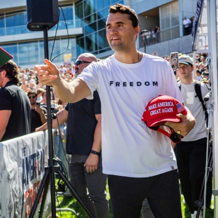 Trump-Aktivist vor Publikum erschossen - Suche nach Attentäter mit Foto