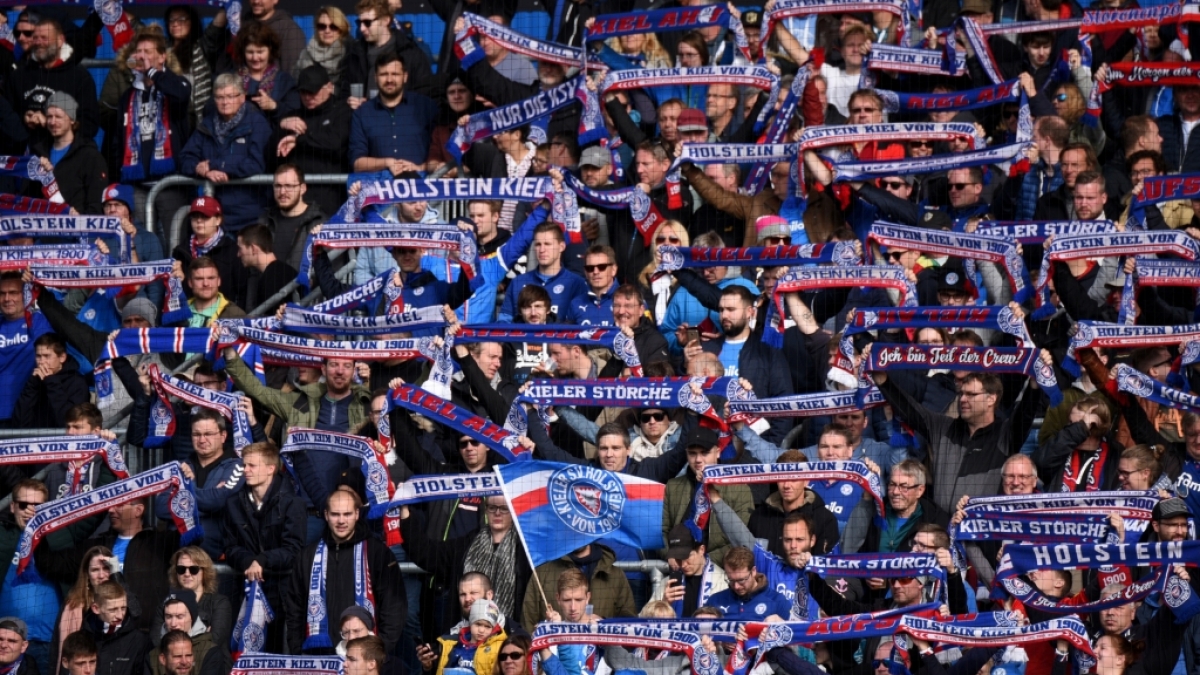 Von der Zuschauertrib&uuml;ne aus, unterst&uuml;tzen die Fans von Holstein Kiel ihren Verein. (Symbolbild) (Foto)