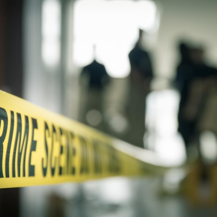 Selbstmörder springt aus 9. Stock und landet auf Frau (29) - tot 