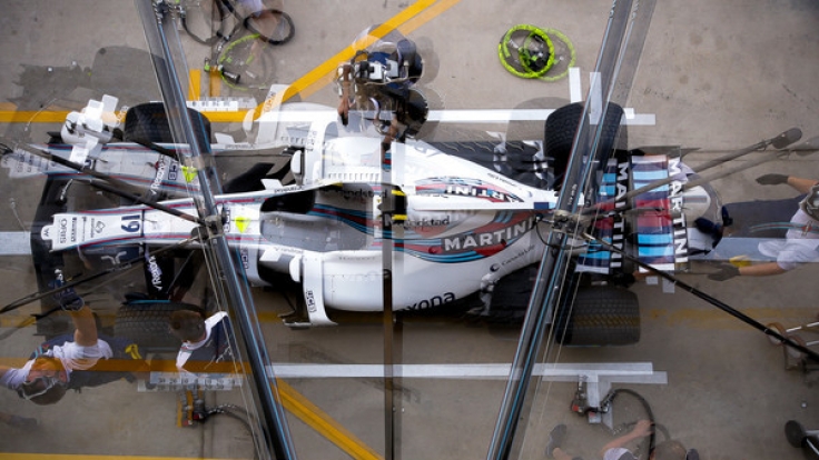 Formel 1, Großer Preis von Brasilien, Vorbereitungen am 10.11.2017 im Interlagos Autodrome in Sao Paulo (Brasilien). Teams arbeiten an einem Rennwagen bei den Vorbereitungen für den GP.