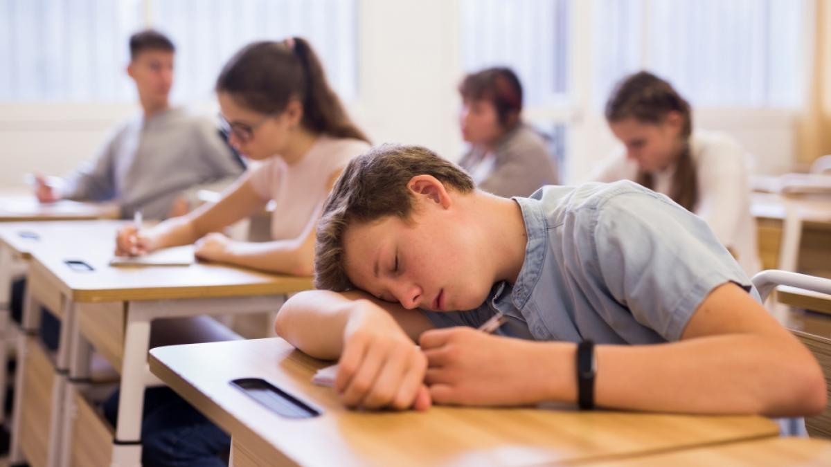 Den Teenie zu fr&uuml;h wecken? Das sorgt nicht nur f&uuml;r schlechte Laune, sondern gef&auml;hrdet die Herzgesundheit. (Foto)