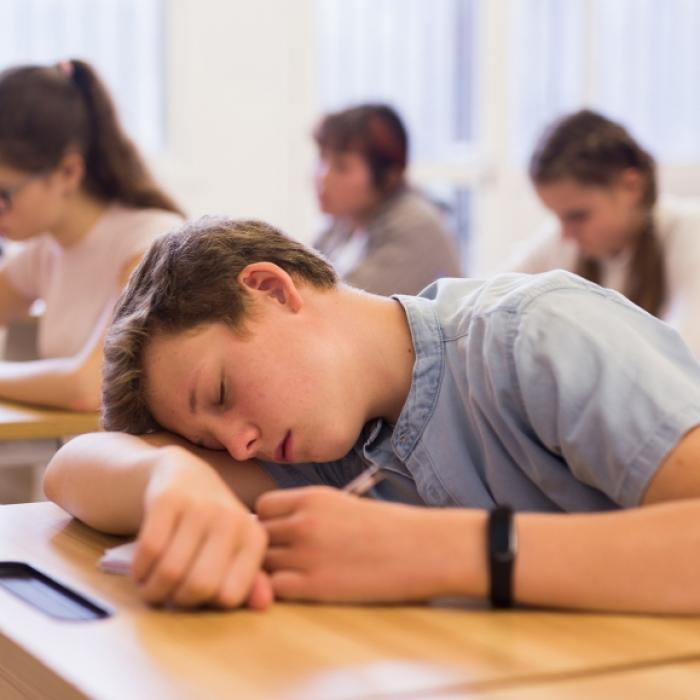Weshalb Sie Ihren Teenager auf keinen Fall zu früh wecken sollten