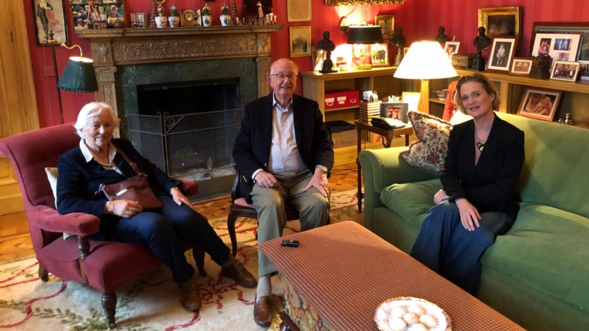 Die neue belgische Prinzessin Delphine im Oktober 2020 mit ihrem leiblichen Vater Ex-K&ouml;nig Albert II. und dessen Ehefrau Paola im Ch&acirc;teau du Belv&eacute;d&egrave;re. (Foto)