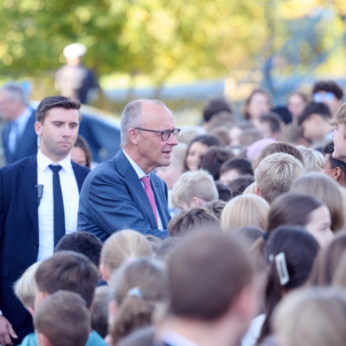 Kanzler schürt Wut mit Schulbesuch - den Spott kann er nicht stoppen
