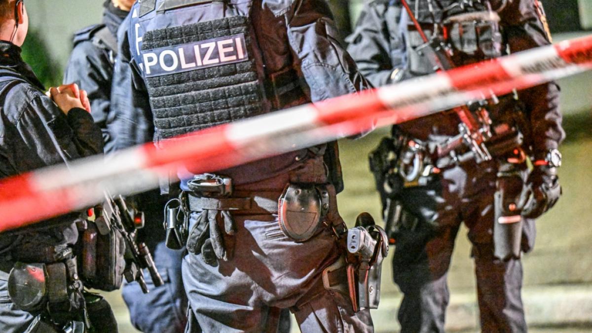 Polizisten am Tatort vor einer Bar in G&ouml;ppingen. (Foto)