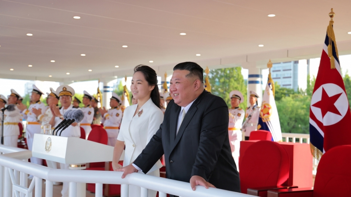 Kim Jong-un mit seiner Tochter Kim Ju-ae: Die junge Nordkoreanerin r&uuml;ckt zunehmend ins Rampenlicht. (Foto)