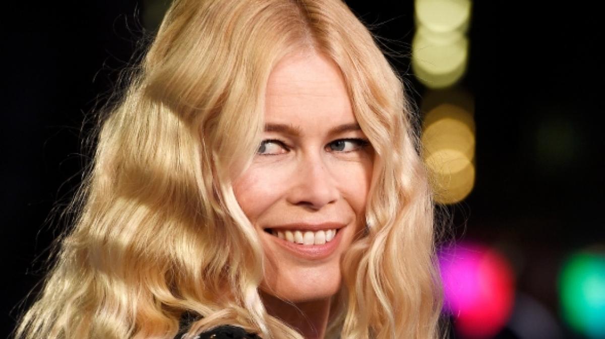 Auf ihrem neuesten Instagram-Post r&auml;kelt sich Claudia Schiffer im R&uuml;schenbikini auf einem roten Sportwagen. (Foto)