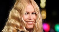 Auf ihrem neuesten Instagram-Post räkelt sich Claudia Schiffer im Rüschenbikini auf einem roten Sportwagen.