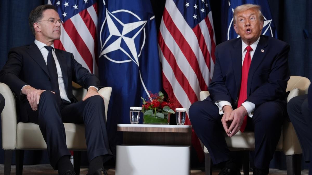 Im Gespr&auml;ch mit Nato-Generalsekret&auml;r Mark Rutte (l) rutscht dem US-Pr&auml;sidenten Donald Trump (r) das Hosenbein hoch. Seine Kn&ouml;chel wirken auff&auml;llig geschwollen. (Foto)