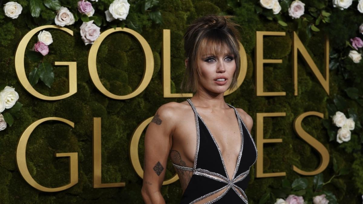 Miley Cyrus zeigte sich in einem schwarzen Abendkleid mit Cut-Out-Details. (Foto)