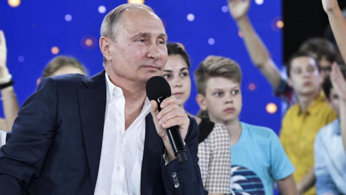 F&uuml;r eine Putin-Propaganda-Aktion mussten Kindergartenkinder Uniformen tragen. (Foto)