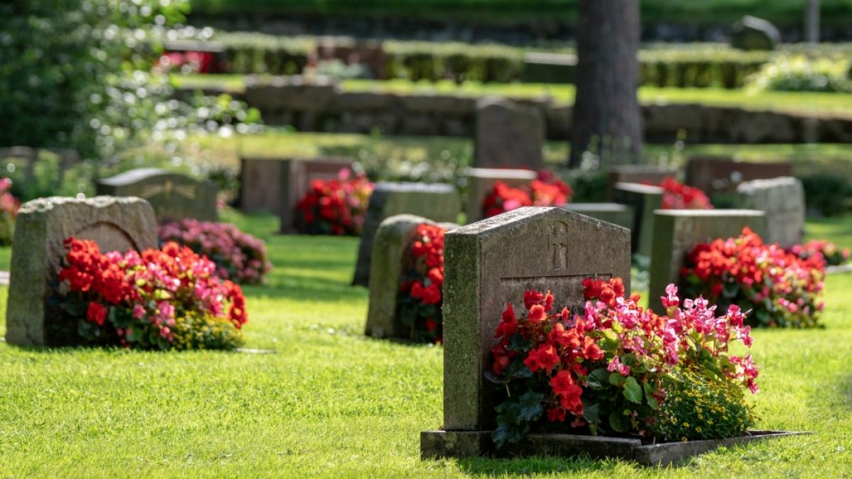 Eine Mutter besucht das Grab ihres toten Sohnes und wird erschossen. (Symbolfoto) (Foto)