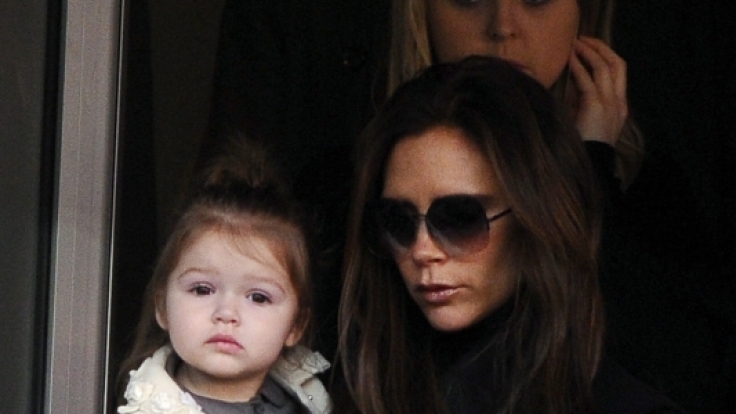 Harper Beckham auf dem Arm ihrer Mama Victoria Beckham - modisch wie immer.