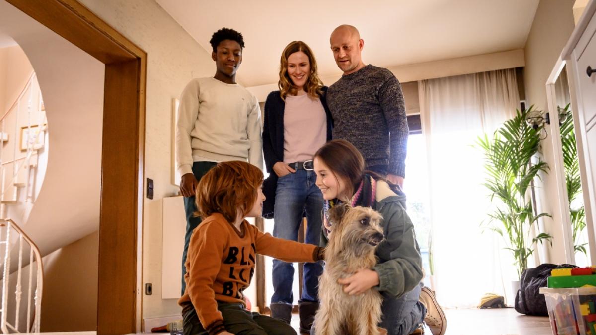 Kurt Fankhauser (J&uuml;rgen Vogel), Philipp Fankhauser (Sidney Holtfreter), Theo (David Grüttner), Sandra (Bettina Lamprecht) und Luna (Bianca Nawrath) mit Hund Fredo aus der neuen Vox-Serie "Das Wichtigste im Leben". (Foto)