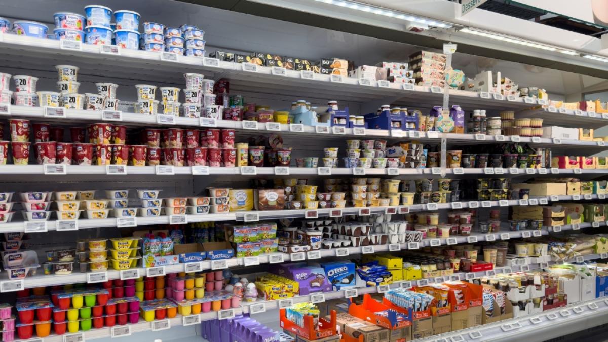 Im Supermarkt-K&uuml;hlregal warten allerlei Dessert-Spezialit&auml;ten auf Naschkatzen - im Juni 2025 wird jedoch vor dem Verzehr eines bestimmten Produktes gewarnt (Symbolfoto). (Foto)