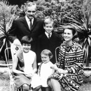 Fürst Rainier III. und Fürstin Gracia Patricia mit ihren Kindern Albert, Caroline (l.) und Stephanie 1967 im Garten ihres Palastes.