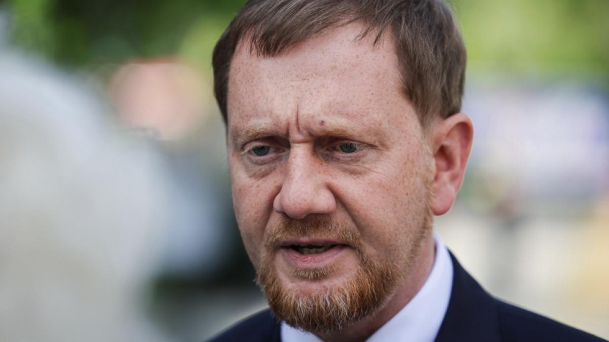 Sachsen Ministerpr&auml;sident Michael Kretschmer kam bei dem Unfall im Vogtland mit einem Schrecken davon. (Foto)