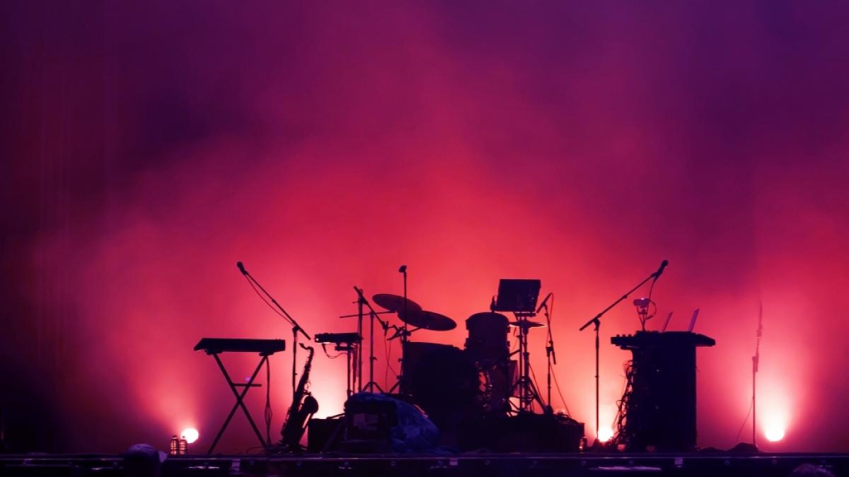 Die Musikwelt tr&auml;gt Trauer: Tyler Harris, der Schlagzeuger der "Ultra Violets", ist &uuml;berraschend verstorben (Symbolfoto). (Foto)