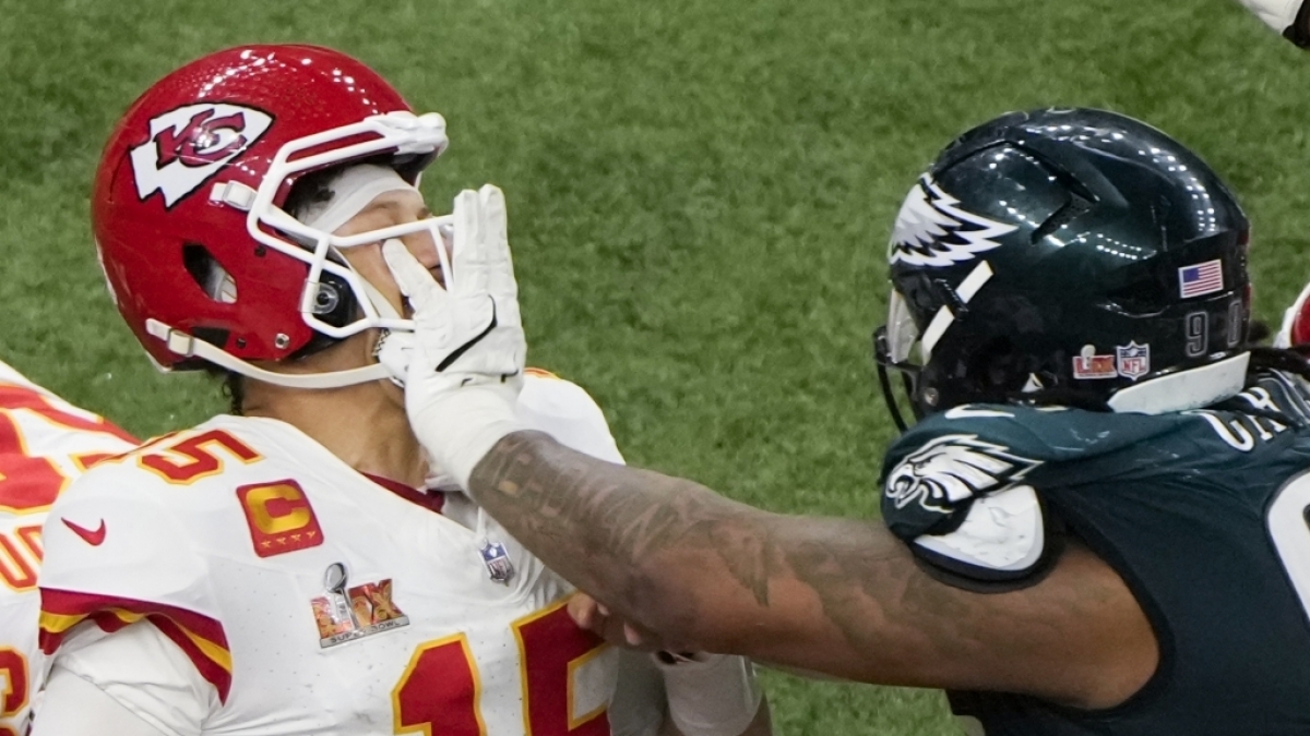 Patrick Mahomes von den Chiefs bekommt eine Hand ins Gesicht beim Super Bowl 2025 in New Orleans, Louisiana gegen die Eagles.&nbsp; (Foto)