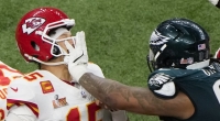 Patrick Mahomes von den Chiefs bekommt eine Hand ins Gesicht beim Super Bowl 2025 in New Orleans, Louisiana gegen die Eagles. 