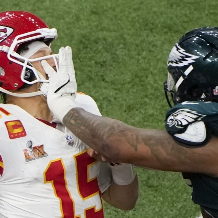Patrick Mahomes von den Chiefs bekommt eine Hand ins Gesicht beim Super Bowl 2025 in New Orleans, Louisiana gegen die Eagles. 